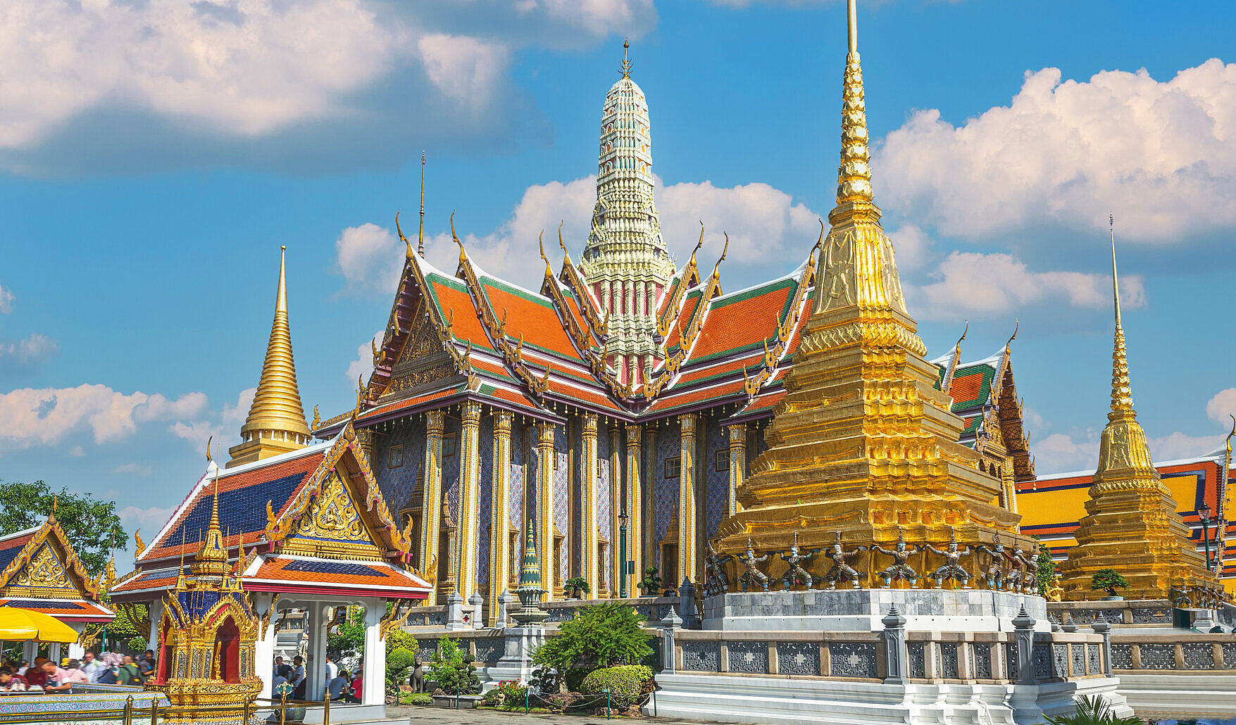 Il Grand Palace, simbolo di Bangkok, con il cielo blu sullo sfondo Il Grand Palace, simbolo di Bangkok, con il cielo blu sullo sfondo