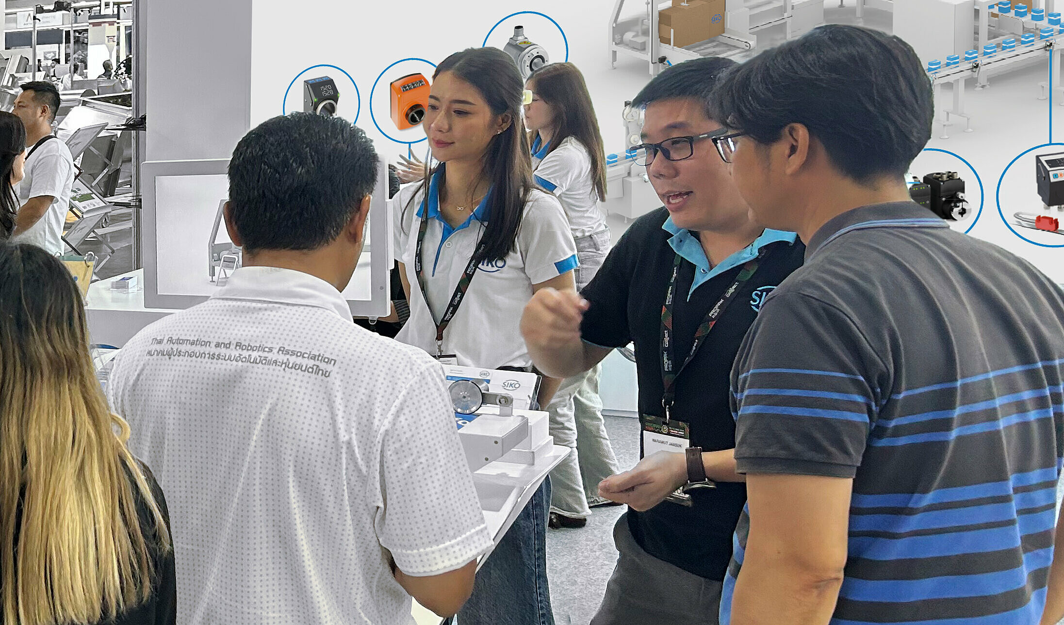 Un dipendente di SIKO durante un colloquio con un cliente in occasione di una fiera in Asia Un dipendente di SIKO durante un colloquio con un cliente in occasione di una fiera in Asia