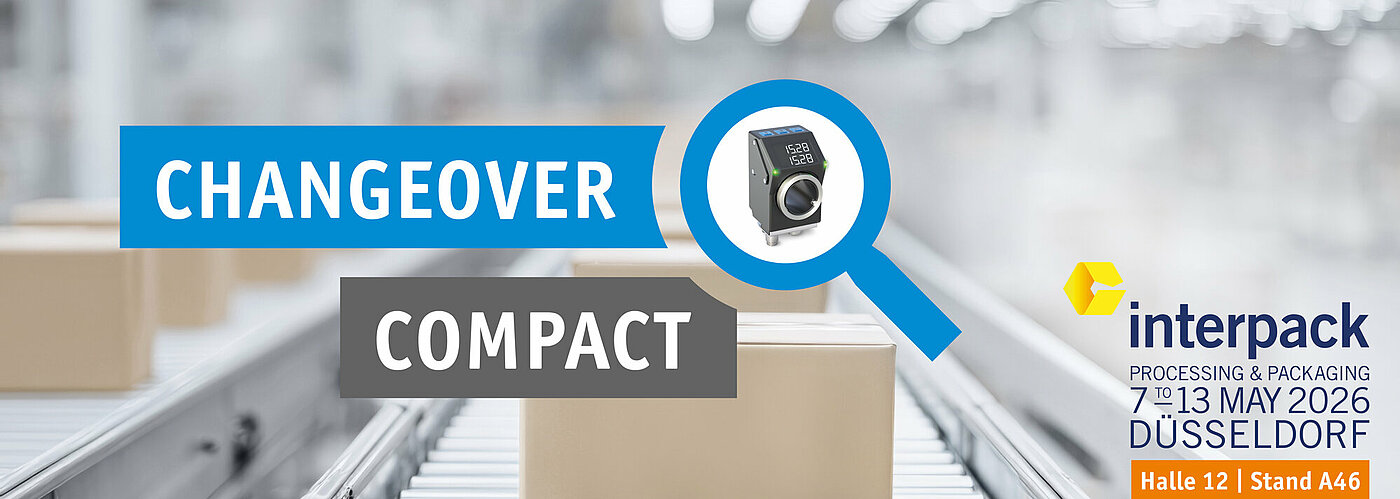SIKO auf der interpack 2026, Kernaussage "Kompakte Formatverstellung" mit einer Lupe, in der sich die kompakte Positionsanzeige AP05 befindet, im Hintergrund ist ein Förderband in einer Produktion