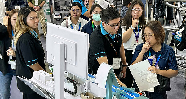 在展会上为亚洲客户提供建议