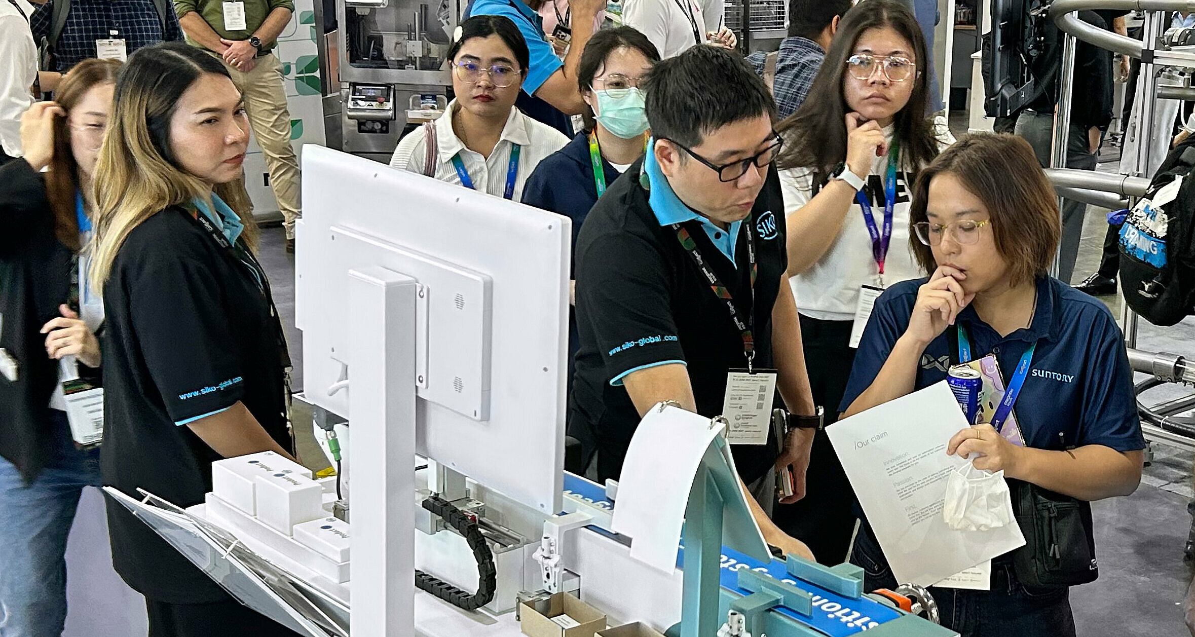 在展会上为亚洲客户提供建议