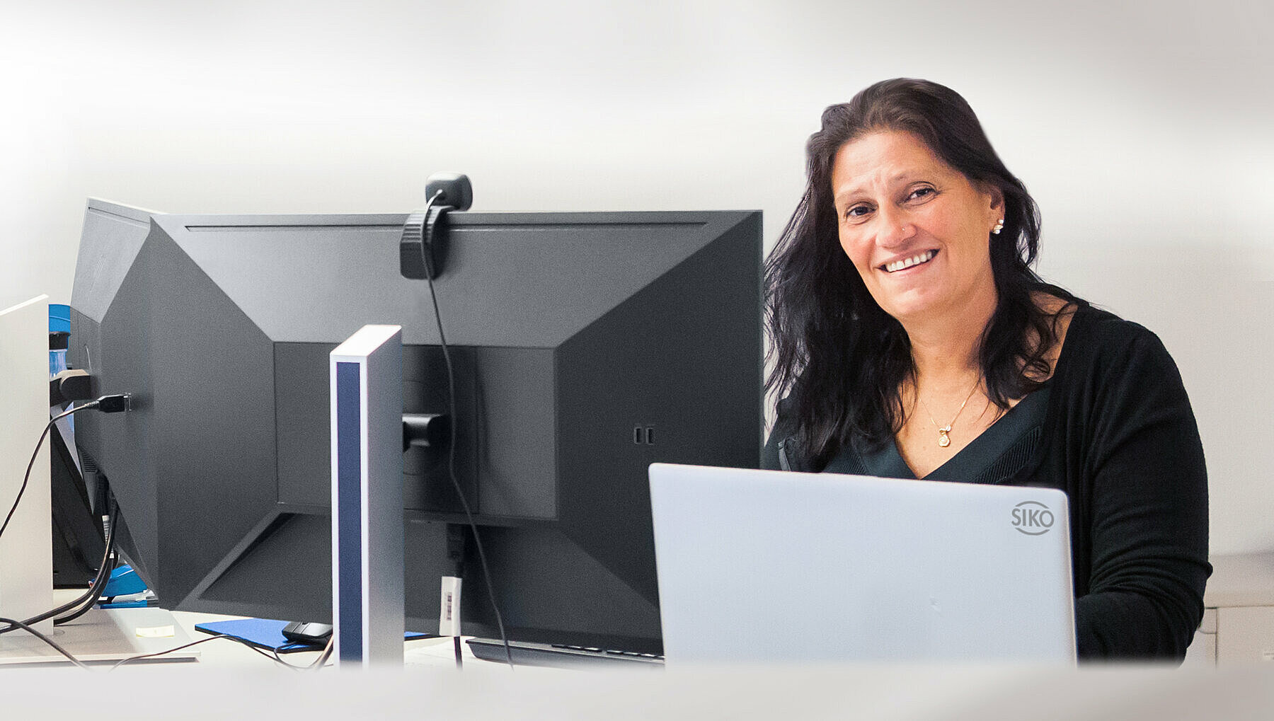 SIKO Angestellte am PC-Arbeitsplatz in der Verwaltung