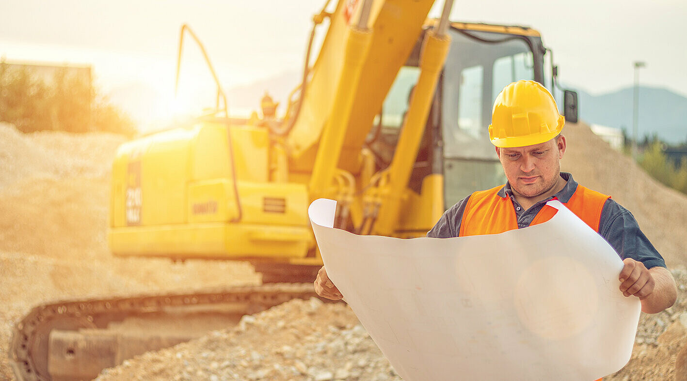 后台有挖掘机的工地经理 