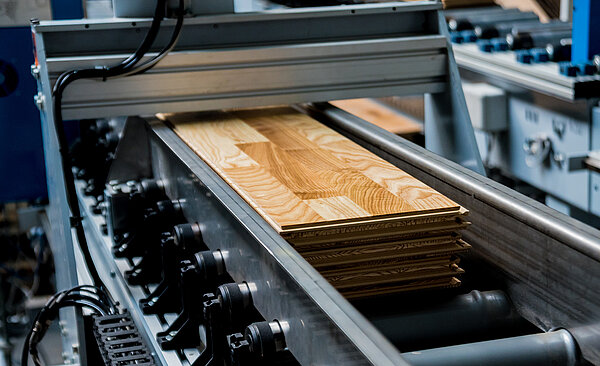 Holzverarbeitungsmaschine mit kompakter SIKO Positionierlösung für die Formatverstellung.