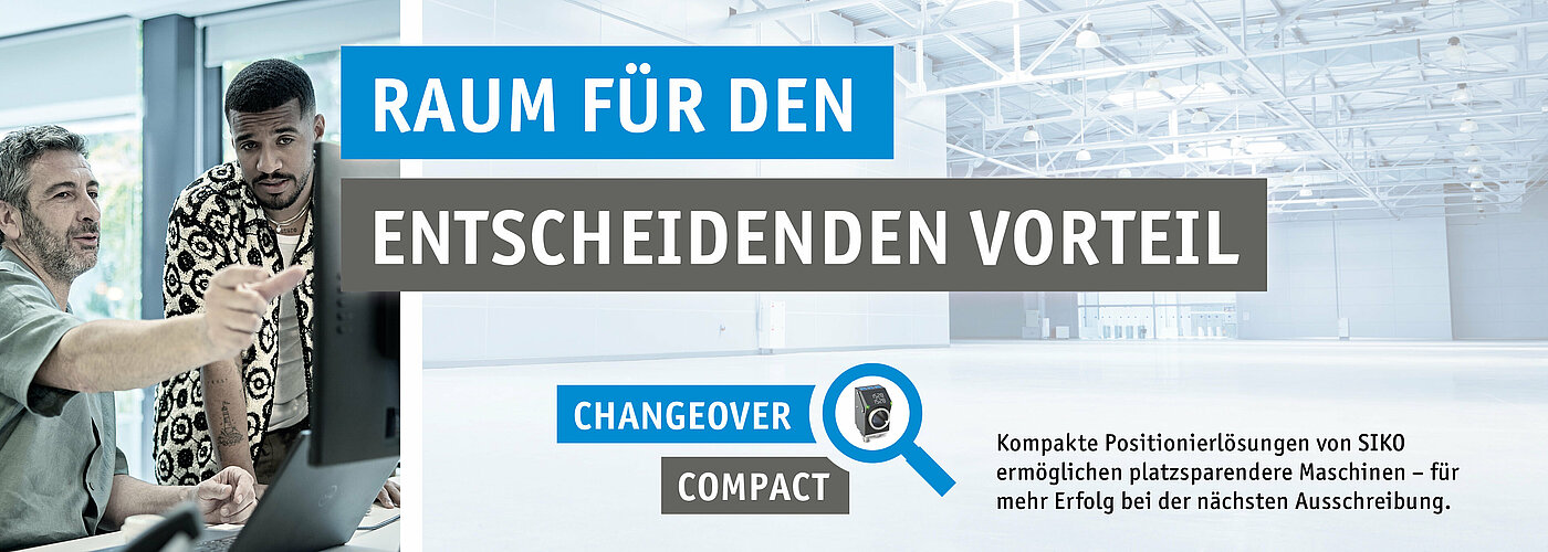 Zwei Konstrukteure planen eine kompakte Produktionsanlage am Bildschirm. Key Visual der SIKO-Kampagne Change Over Compact.