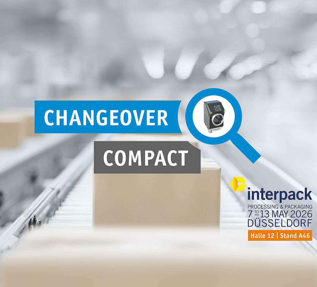 SIKO auf der interpack 2026, Kernaussage "Kompakte Formatverstellung" mit einer Lupe, in der sich die kompakte Positionsanzeige AP05 befindet, im Hintergrund ist ein Förderband in einer Produktion 